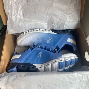 Women’s On Cloud Cloudflow Running Shoes: Never Worn size 9.5